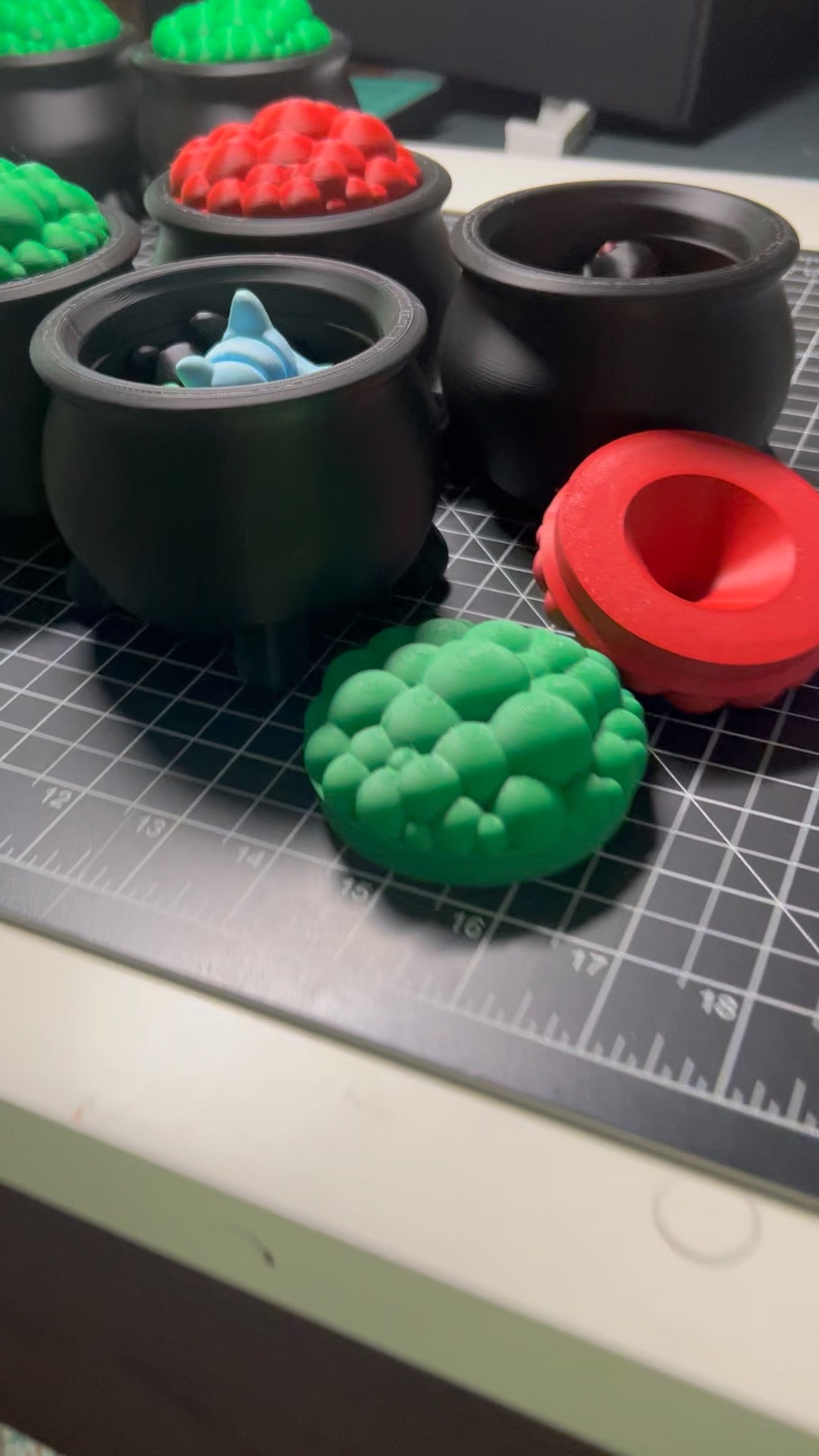 Random Mini Cauldron 10-Pack – Black with Green or Red Bubble Lid