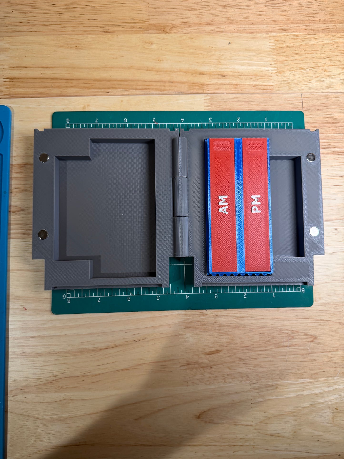 N3S retro pill organizer